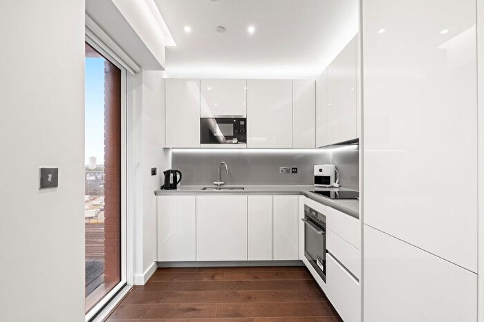 1 Bedroom Flat To Rent In Montrose Building, Malthouse Road, SW11