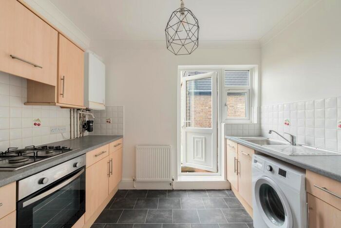 3 Bedroom Flat To Rent In St Johns Road, E17