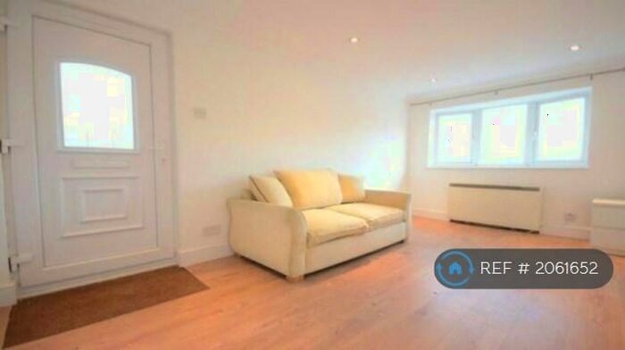 2 Bedroom Flat To Rent In Hawkesbury Drive, Calcot, Reading, RG31