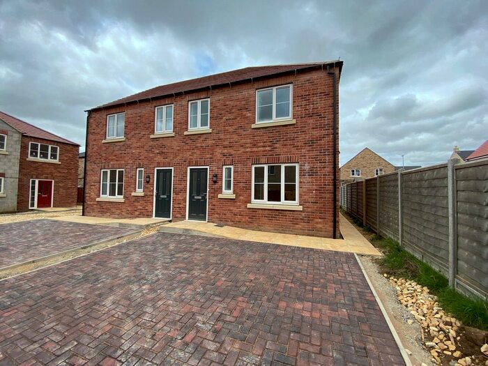 3 Bedroom Semi-Detached House To Rent In Falcon Way, Bourne, PE10