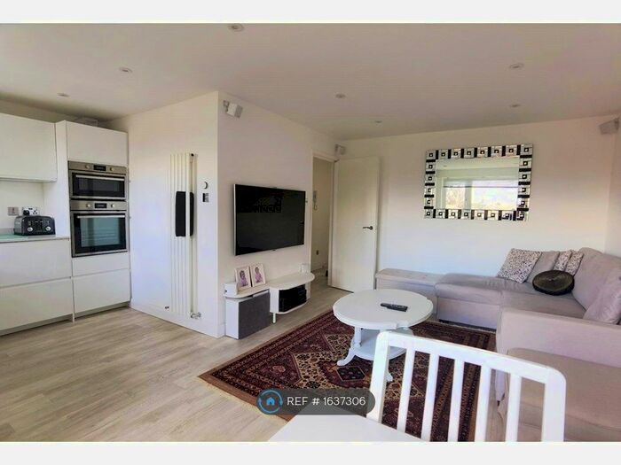 1 Bedroom Flat To Rent In Wellingtonia House, Addlestone, KT15