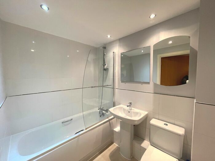 2 Bedroom Flat To Rent In Woodins Way, Oxford, OX1