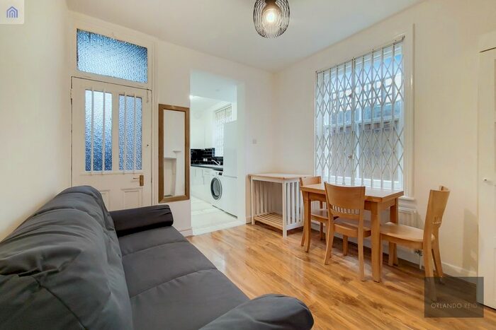 3 Bedroom Flat To Rent In Crownstone Road, Brixton, SW2