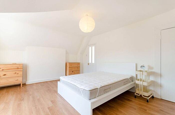 2 Bedroom Flat To Rent In Rockmount Road, Crystal Palace, London, SE19