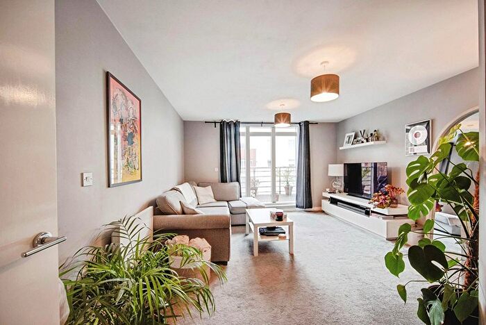 2 Bedroom Flat For Sale In Kingfisher Meadow, Maidstone, ME16