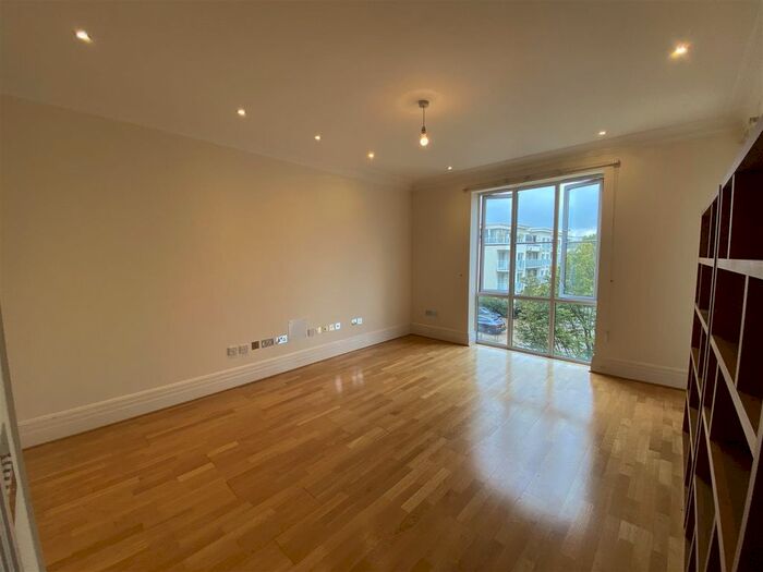 2 Bedroom Flat To Rent In Melliss Avenue, Kew, Richmond, TW9