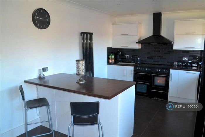 5 Bedroom Semi-Detached House To Rent In Towncourt Lane, Orpington, BR5