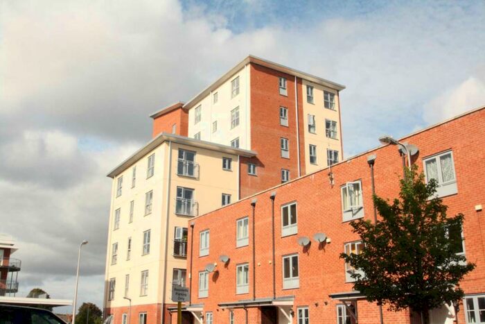 3 Bedroom Flat To Rent In Moulsford Mews, Reading, RG30