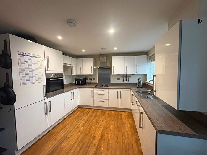 2 Bedroom Flat To Rent In Illett Way, Faygate, Horsham, RH12