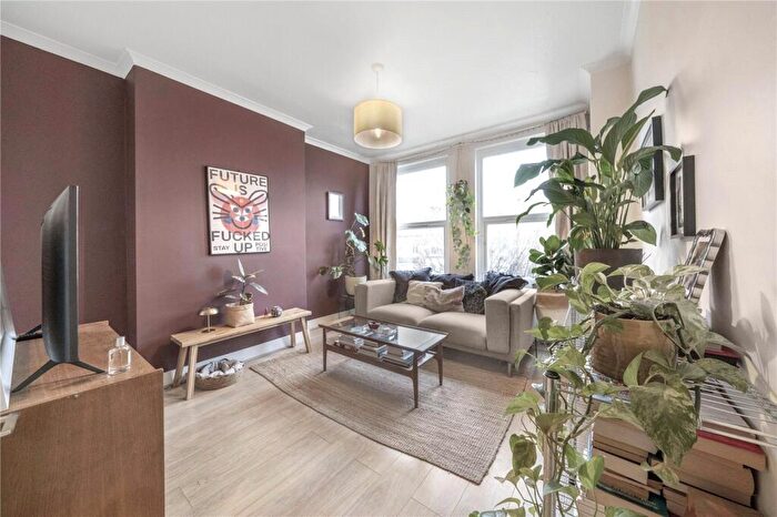 2 Bedroom Flat For Sale In Granville Road, Wood Green, London, N22