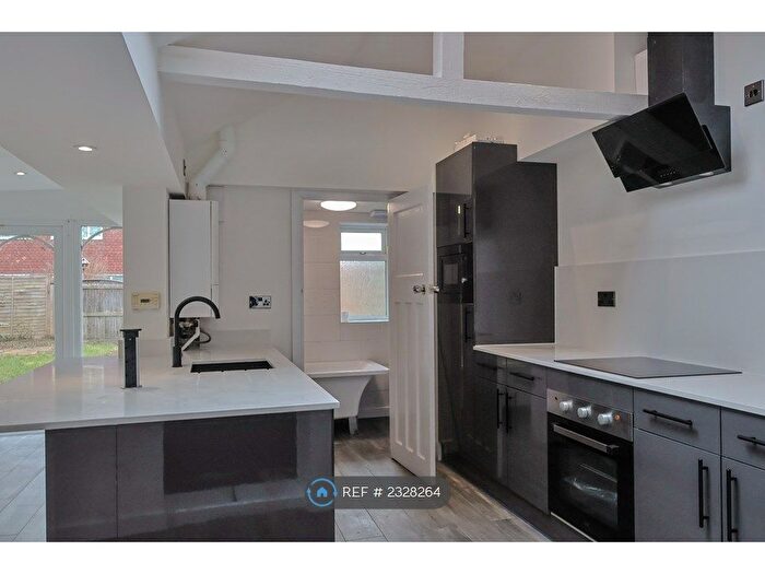 5 Bedroom Semi-Detached House To Rent In Hollybank, York, YO41