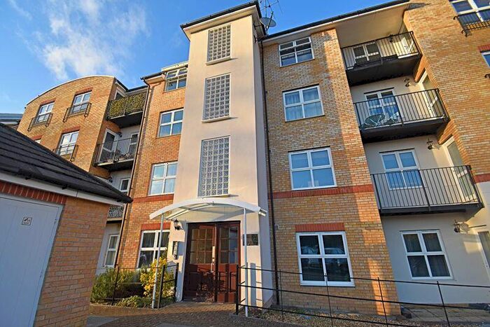 2 Bedroom Flat To Rent In Russell Road, Town Centre, Basingstoke, RG21