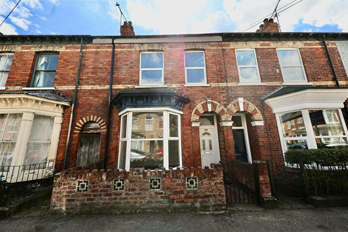 4 Bedroom Semi-Detached House For Sale In Duesbery Street, Hull, HU5