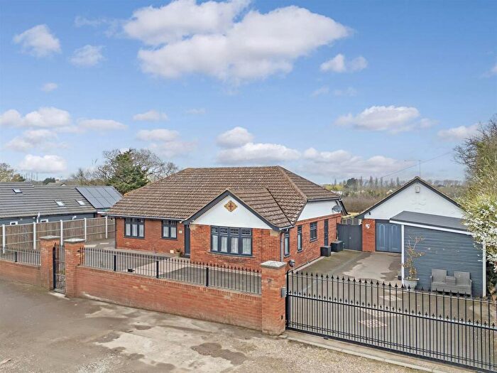 4 Bedroom Detached Bungalow For Sale In Clifton Road, Bowers Gifford, Basildon, SS13