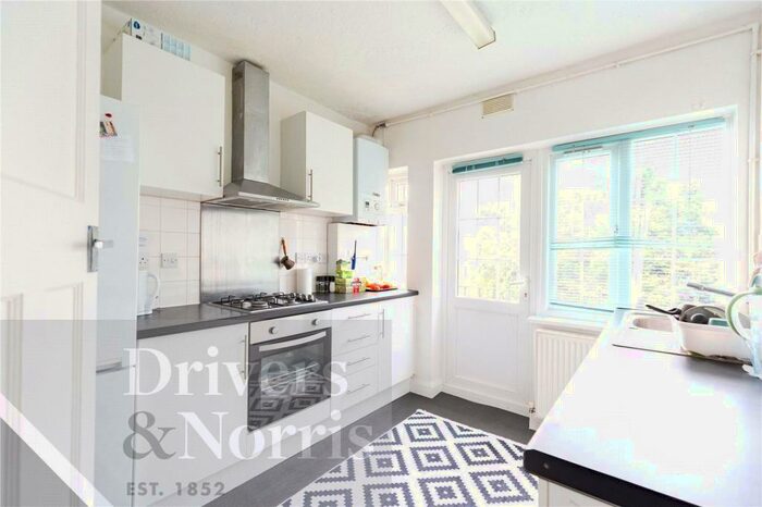 2 Bedroom Apartment To Rent In Torrington Court, North Finchley, London, N12