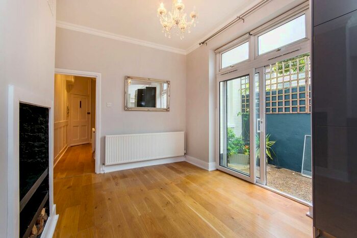 2 Bedroom Flat To Rent In Lomond Grove, Camberwell, London, SE5