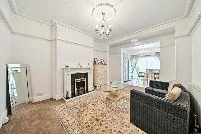 3 Bedroom End Of Terrace House For Sale In Pollards Hill South, London, SW16