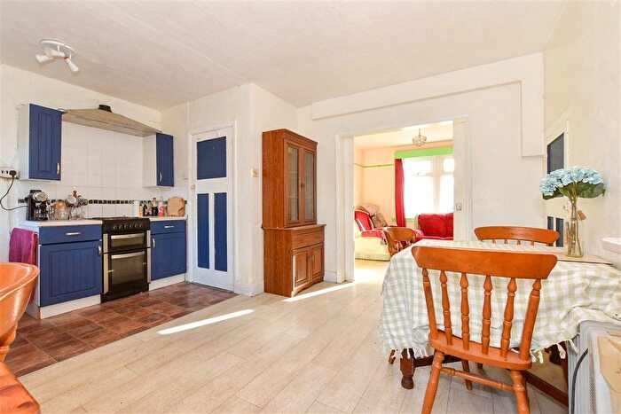 3 Bedroom Semi-Detached House For Sale In Colwell Lane, Freshwater, Isle Of Wight, PO40