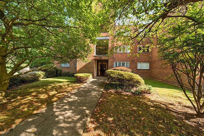 2 Bedroom Flat For Sale In Hillcrest, King Harry Lane, St. Albans, AL3