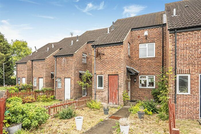 3 Bedroom Town House For Sale In Drewett Close, Reading, RG2