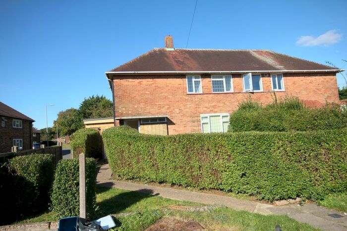3 Bedroom Semi-Detached House To Rent In Roebuck Close, Farley Hill, Luton, LU1