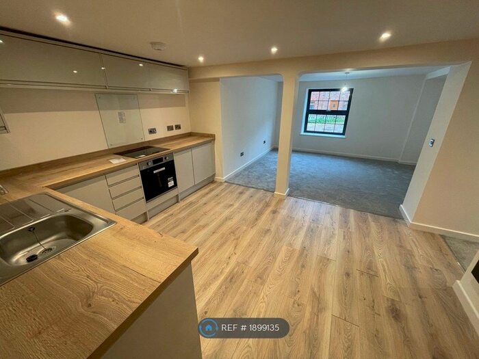 2 Bedroom Flat To Rent In Hampton Road, Newbury, RG14