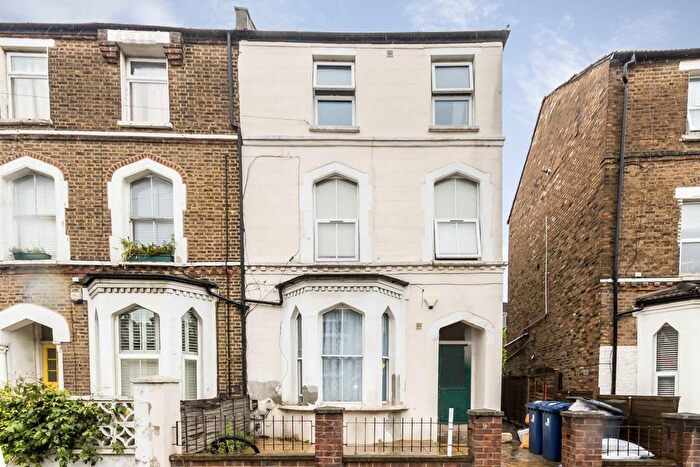 3 Bedroom Flat To Rent In York Road, Acton, W3