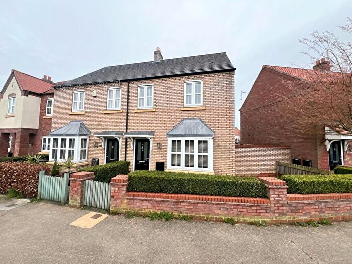 3 Bedroom End Of Terrace House To Rent In Shinewater Park, Kingswood, Hull, East Riding Of Yorkshire, HU7