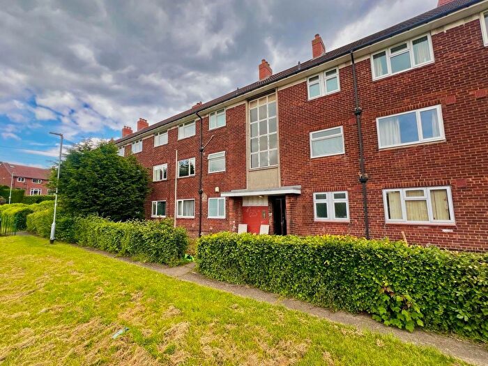 2 Bedroom Flat To Rent In Tinshill Mount, Leeds, West Yorkshire, LS16