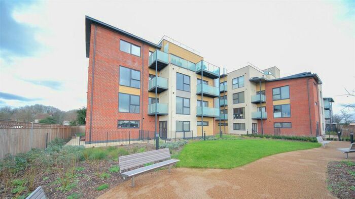 2 Bedroom Flat To Rent In Fern Court, Kingswood Place, Hayes, UB4