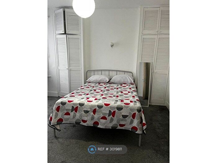 3 Bedroom Terraced House To Rent In Temple Road, Hounslow, TW3