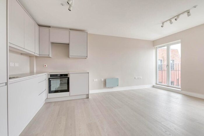 1 Bedroom Apartment To Rent In High Street, Crowthorne, RG45