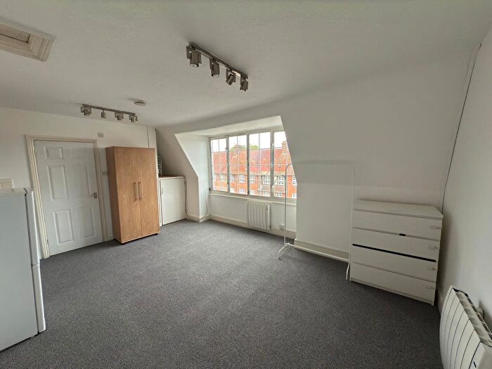 Studio To Rent In Golders Green Road, London, NW11