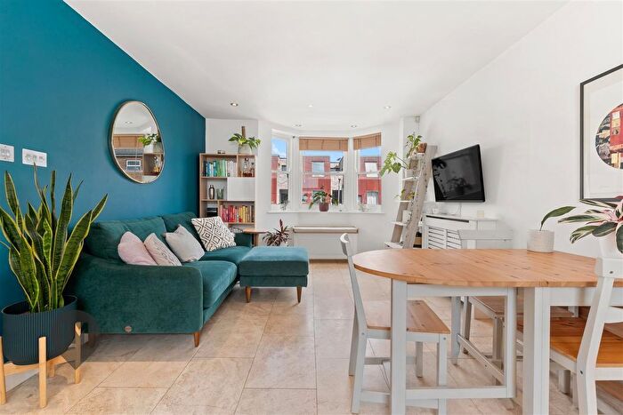 2 Bedroom Flat For Sale In Revelstoke Road, London, SW18
