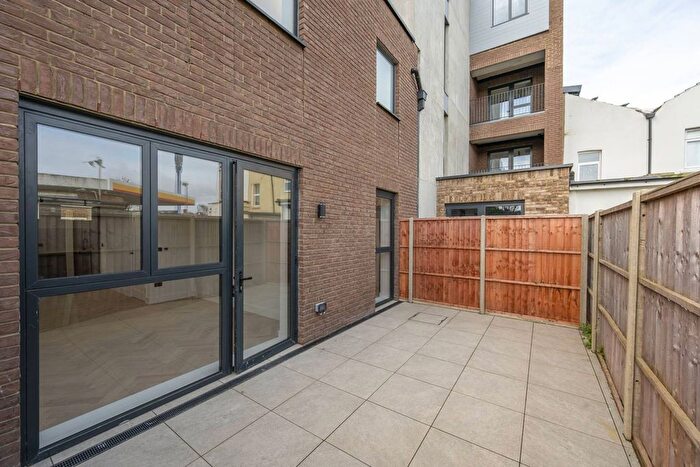 1 Bedroom Flat To Rent In Cannon Hill Lane, Raynes Park, SW20