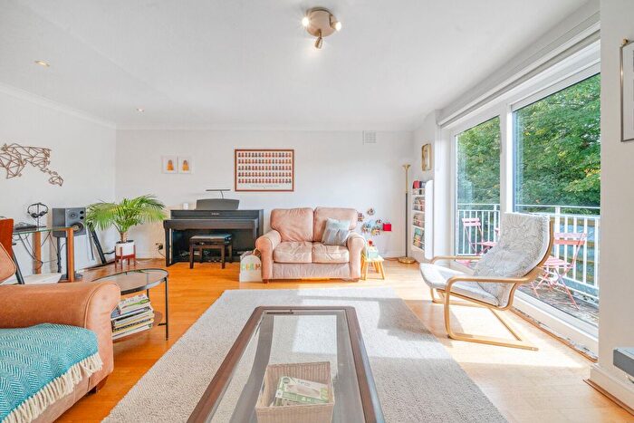 2 Bedroom Flat For Sale In Queens Gate Gardens, London, SW15