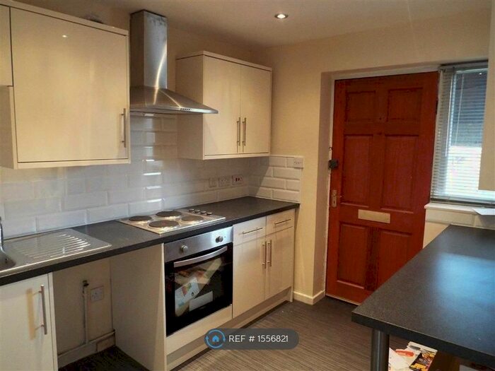 1 Bedroom Flat To Rent In Summerseat Close, Salford, M5