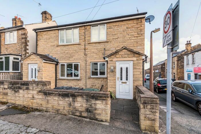2 Bedroom Flat To Rent In Barran Street, Bingley, West Yorkshire, Uk, BD16