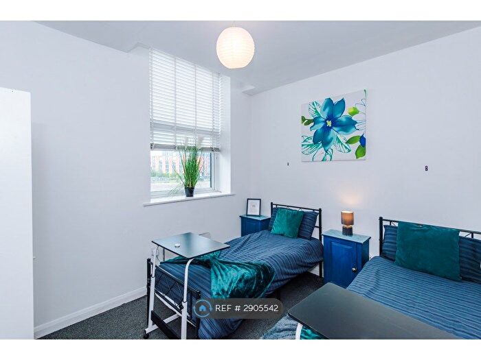 3 Bedroom Flat To Rent In The Study, Salford, M6
