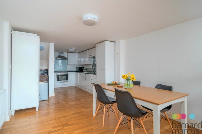 2 Bedroom Flat To Rent In Lodge Lane, London, N12