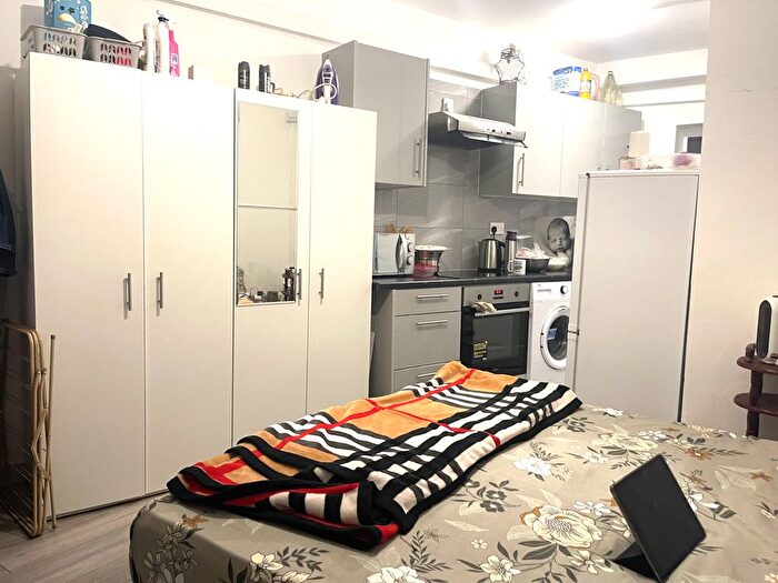 Studio To Rent In Beaulieu Drive, Pinner, HA5