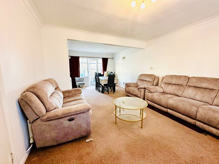 3 Bedroom End Of Terrace House For Sale In Pegg Road, Hounslow, TW5