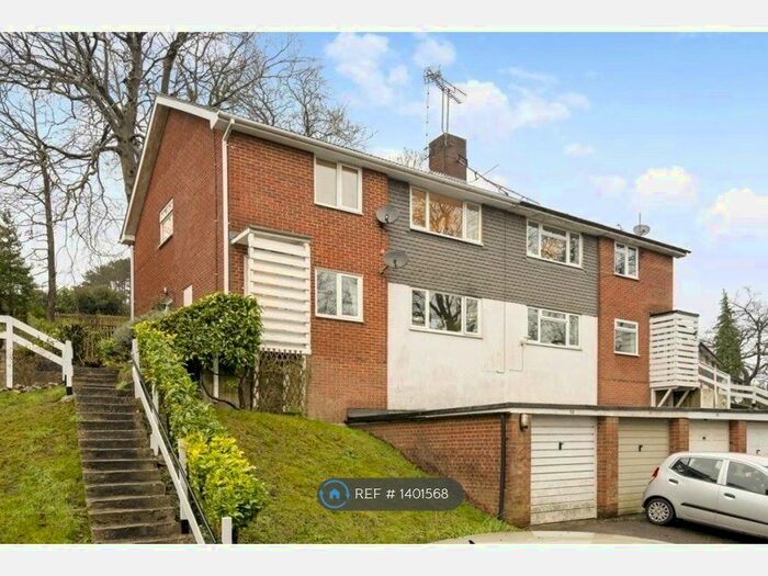 2 Bedroom Maisonette To Rent In The Hill, Caterham, CR3