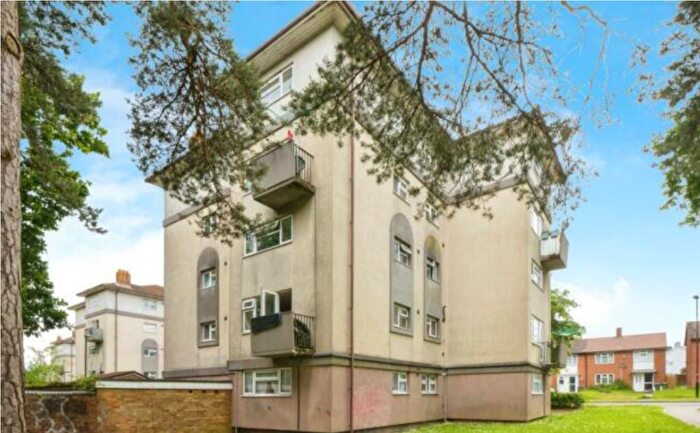 2 Bedroom Apartment For Sale In Hinkler Road, Southampton, SO19