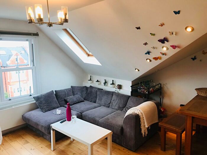 3 Bedroom Flat To Rent In Trinity Road, London, SW17