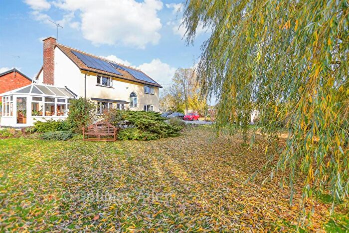 4 Bedroom Detached House For Sale In Runwell Road, Wickford, Essex, SS11