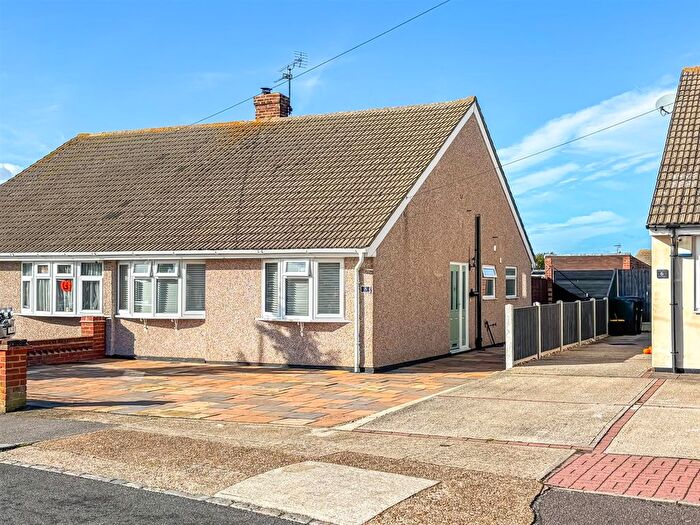 2 Bedroom Bungalow For Sale In Torquay Close, Rayleigh, SS6