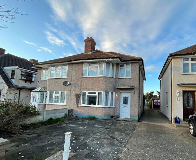 3 Bedroom Semi Detached House For Sale In Benhurst Avenue, Elm Park, Hornchurch, Essex, RM12