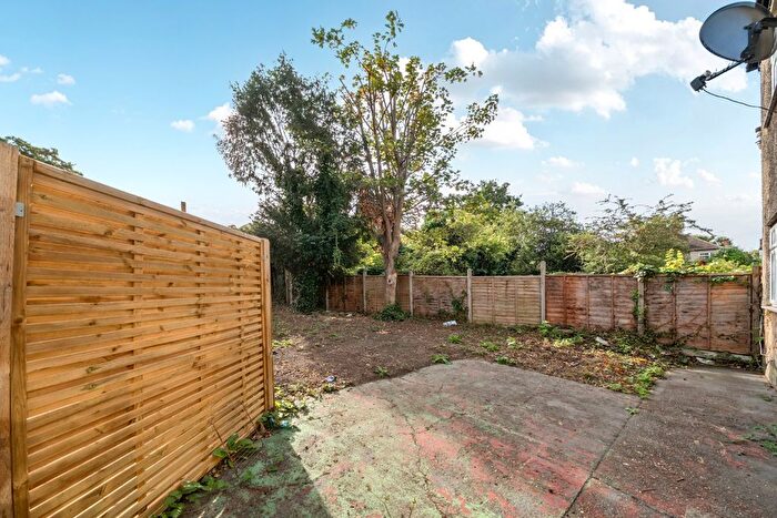 2 Bedroom Flat For Sale In Woodleigh Gardens, Streatham, London, SW16