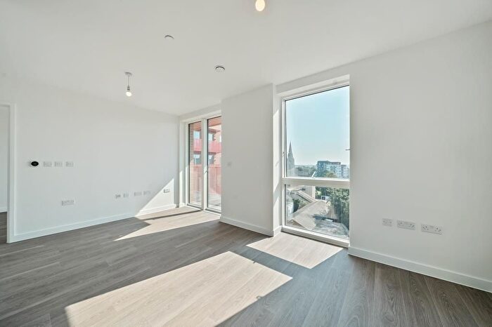 1 Bedroom Flat To Rent In New Road Triangle, Feltham, TW14